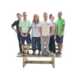 Taula de fusta XERTA amb bancs amb respatller VIC per a l'exterior