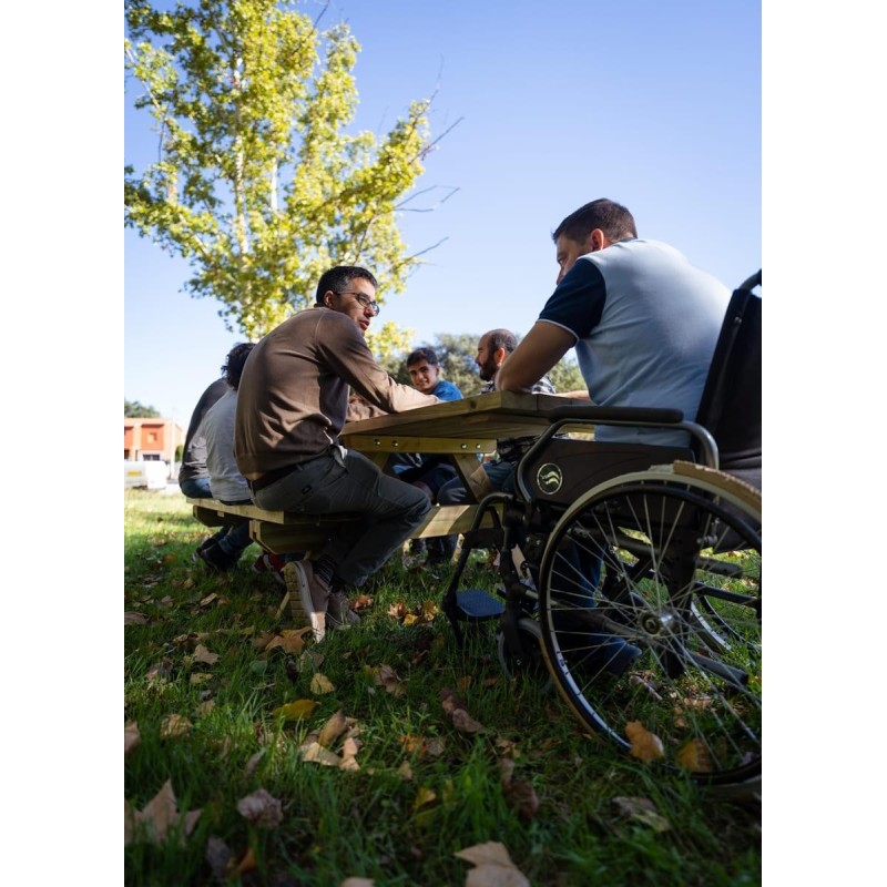 Taula de picnic adaptada MASGAMES LYON de fusta per exterior