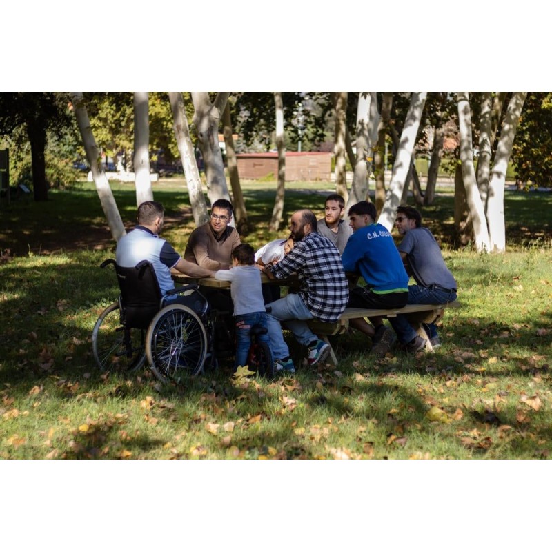 Taula de picnic adaptada MASGAMES LYON de fusta per exterior