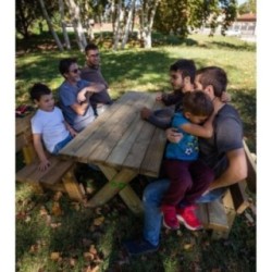 Taula de fusta XERTA amb bancs amb respatller VIC per a l'exterior