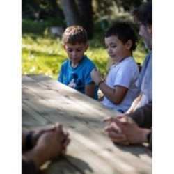 Taula de fusta XERTA amb bancs amb respatller VIC per a l'exterior