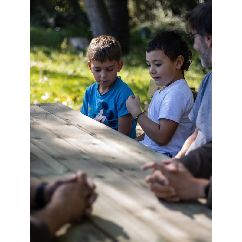 Taula de fusta XERTA amb bancs amb respatller VIC per a l'exterior