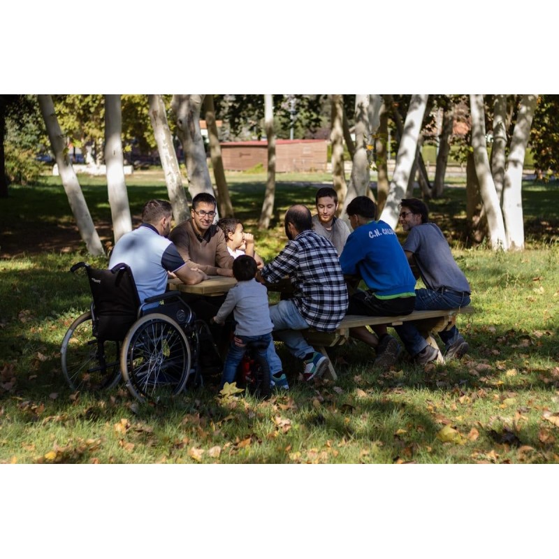 Taula de picnic adaptada MASGAMES LYON de fusta per exterior