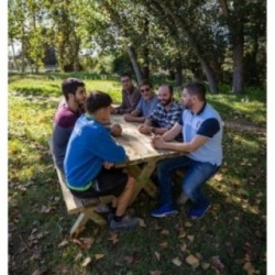 Mesa de madeira com bancos independentes MASGAMES XERTA para utilização pública