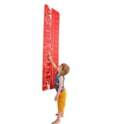 Panell de "Quant fas d'alçada?" amb suports de fusta